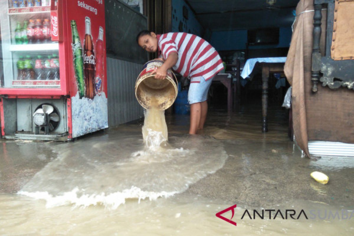 Pasar Sungai Limau terendam banjir hingga satu meter (video)