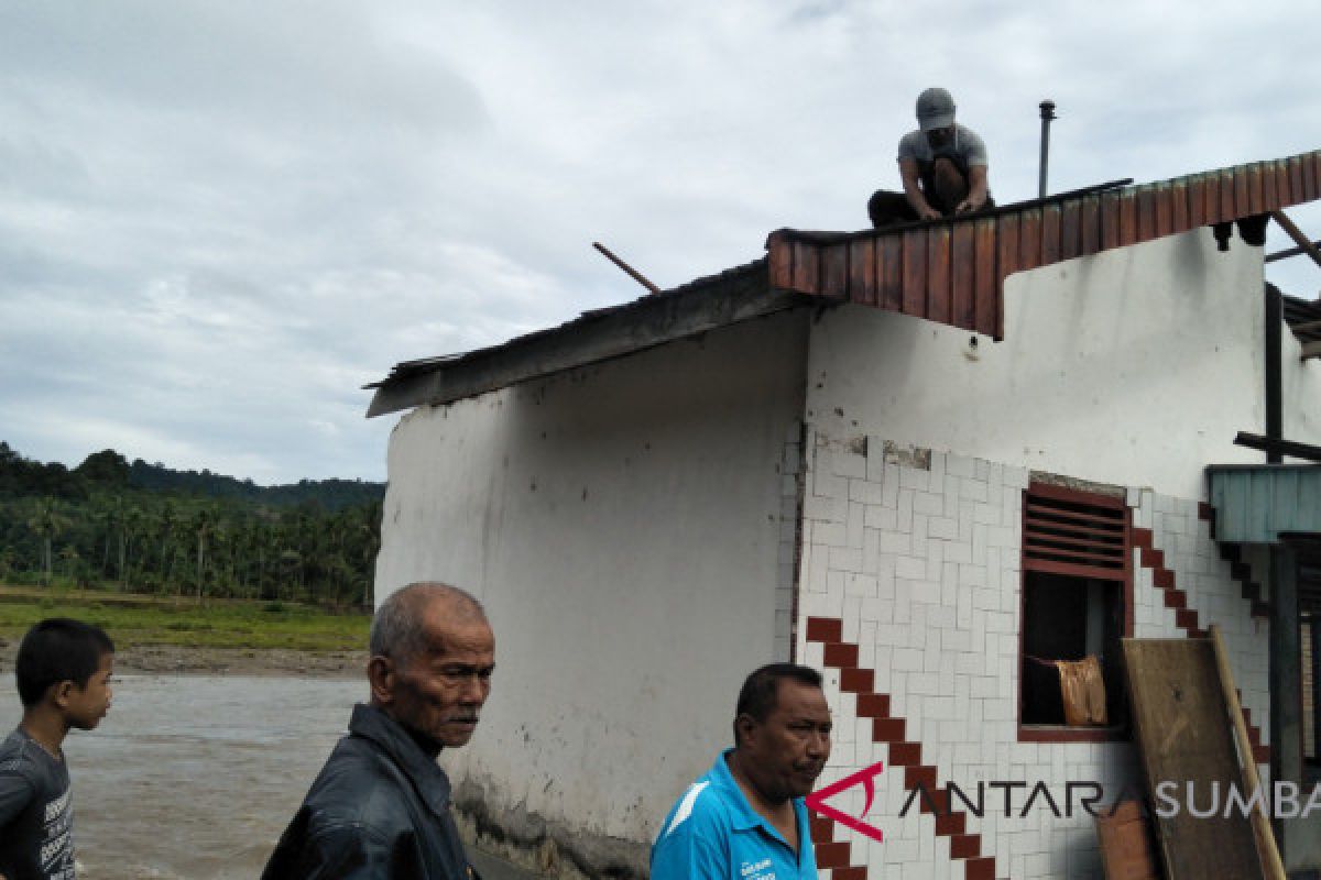 BPBD Padang Pariaman kirimkan tenda untuk evakuasi korban banjir Kayu Tanam (Video)