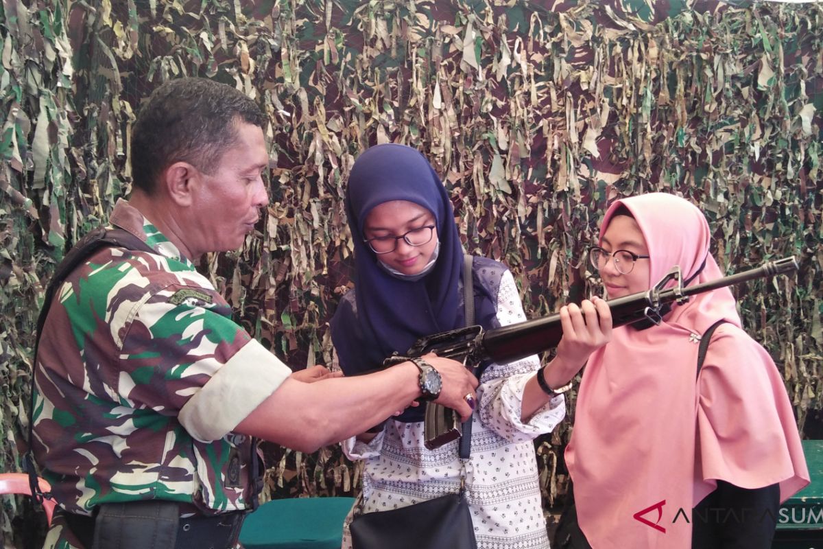 TNI edukasi warga Pariaman tentang alutsista