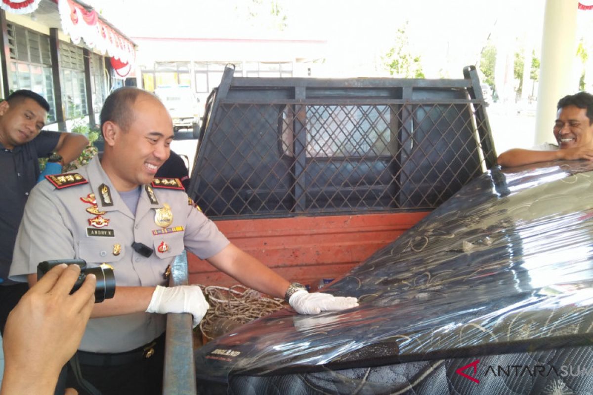 Dua pria ini ditangkap polisi setelah mencuri springbed dari gudang mantan bosnya