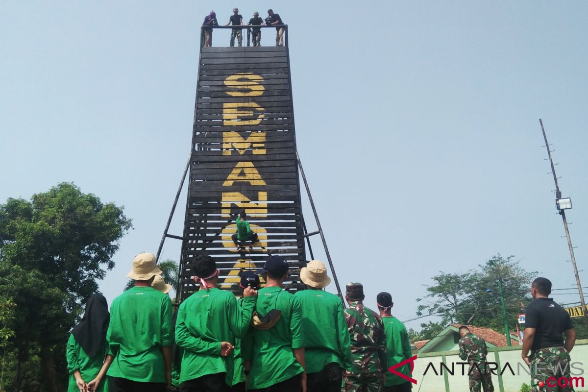 Peserta SMN latihan rappelling di Batalyon Mekanis 201