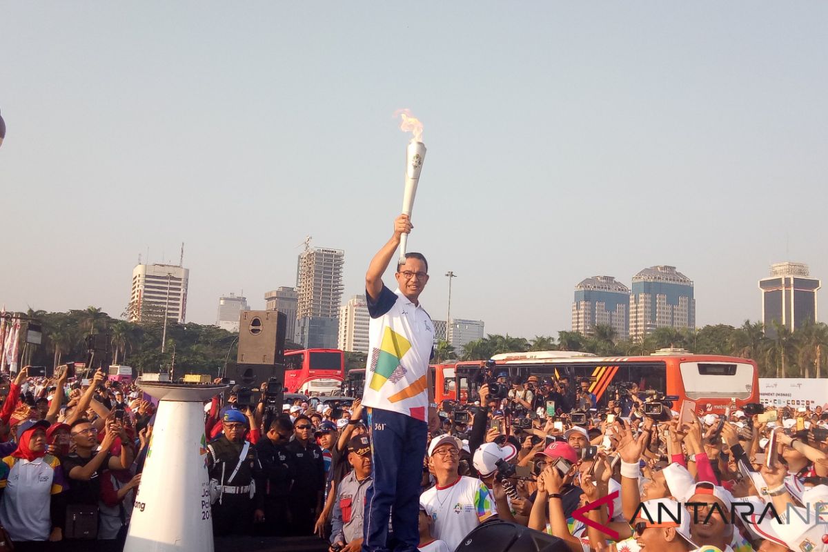 Anies Pelari Pertama Bawa Obor Asian Games