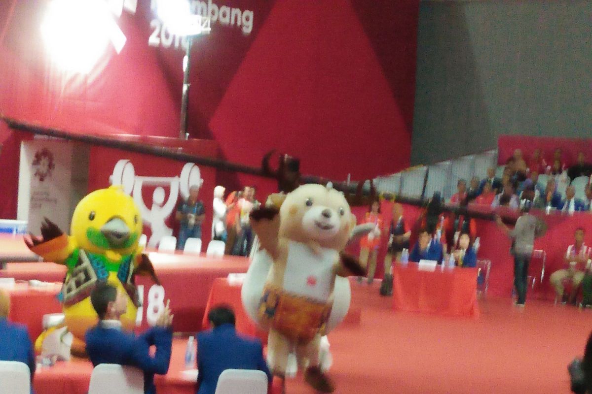 Tiga maskot Asian Games menari di hadapan Presiden Jokowi