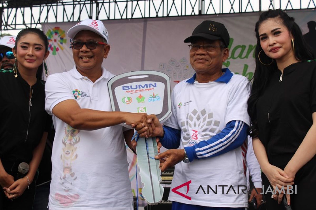 BUMN Hadir -  Zainal Abidin raih motor doorprize jalan sehat BUMN