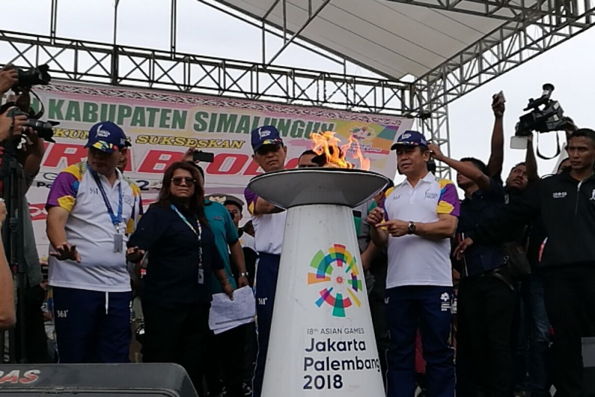 Asian Games - huge number of people in Parapat welcome Asian Games torch