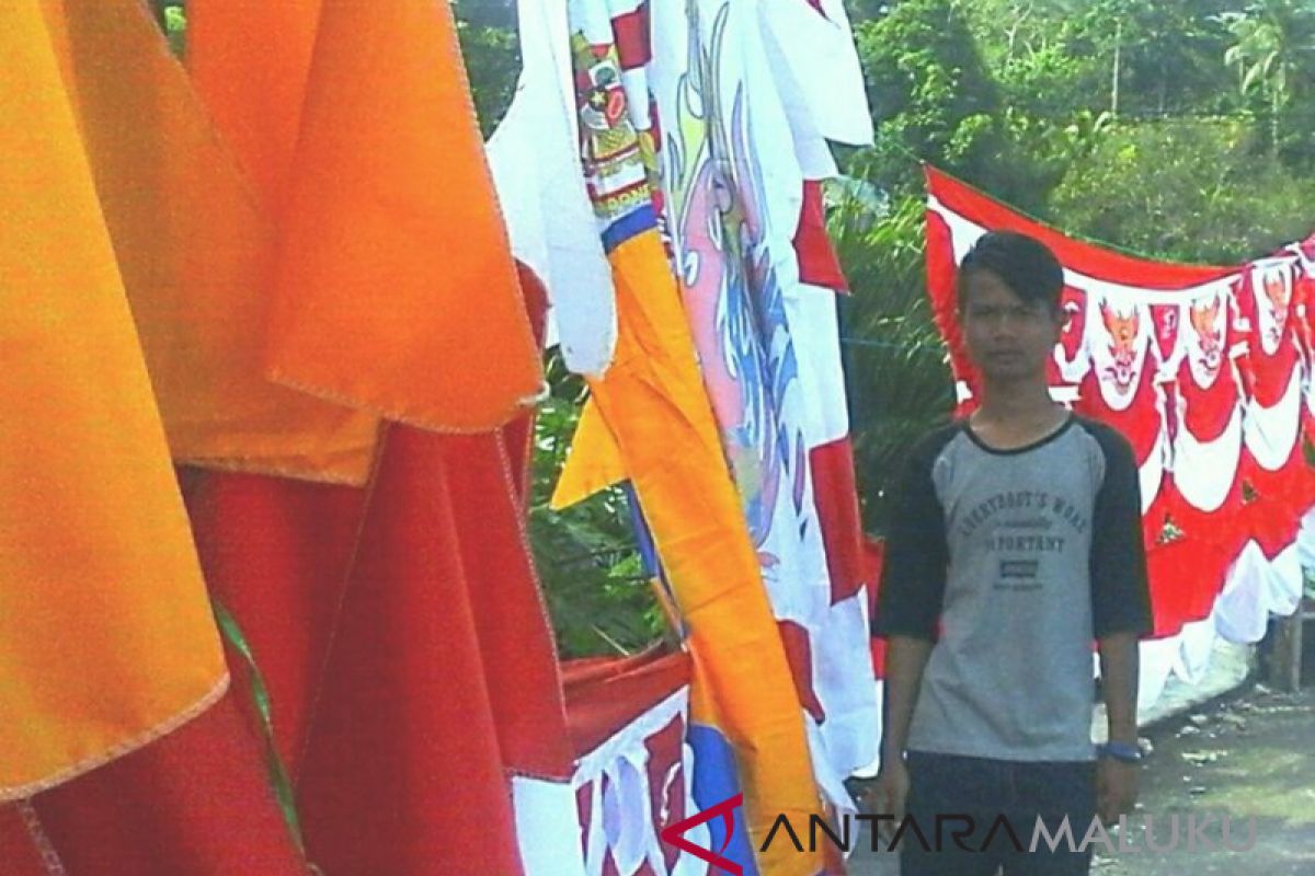 Penjual bendera mulai ramai di Ambon