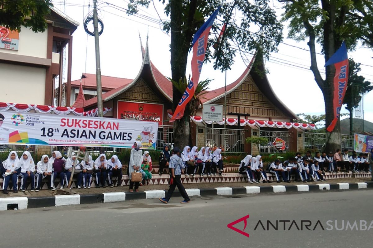 Siswa Bukittinggi ramaikan lapangan Wirabraja sambut obor Asian Games