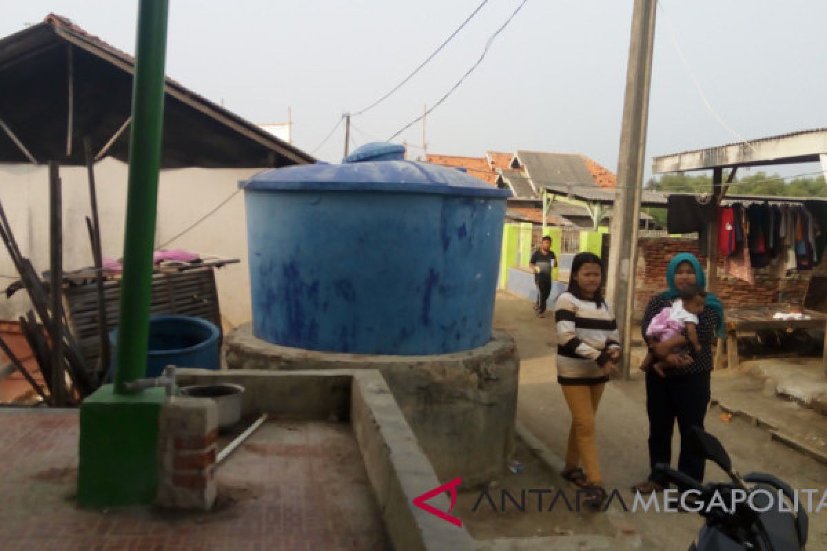 Warga pesisir Bekasi beli air dari Cilincing