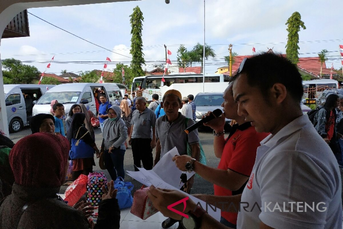 Kejari Kotim berangkatkan 35 peserta operasi katarak gratis