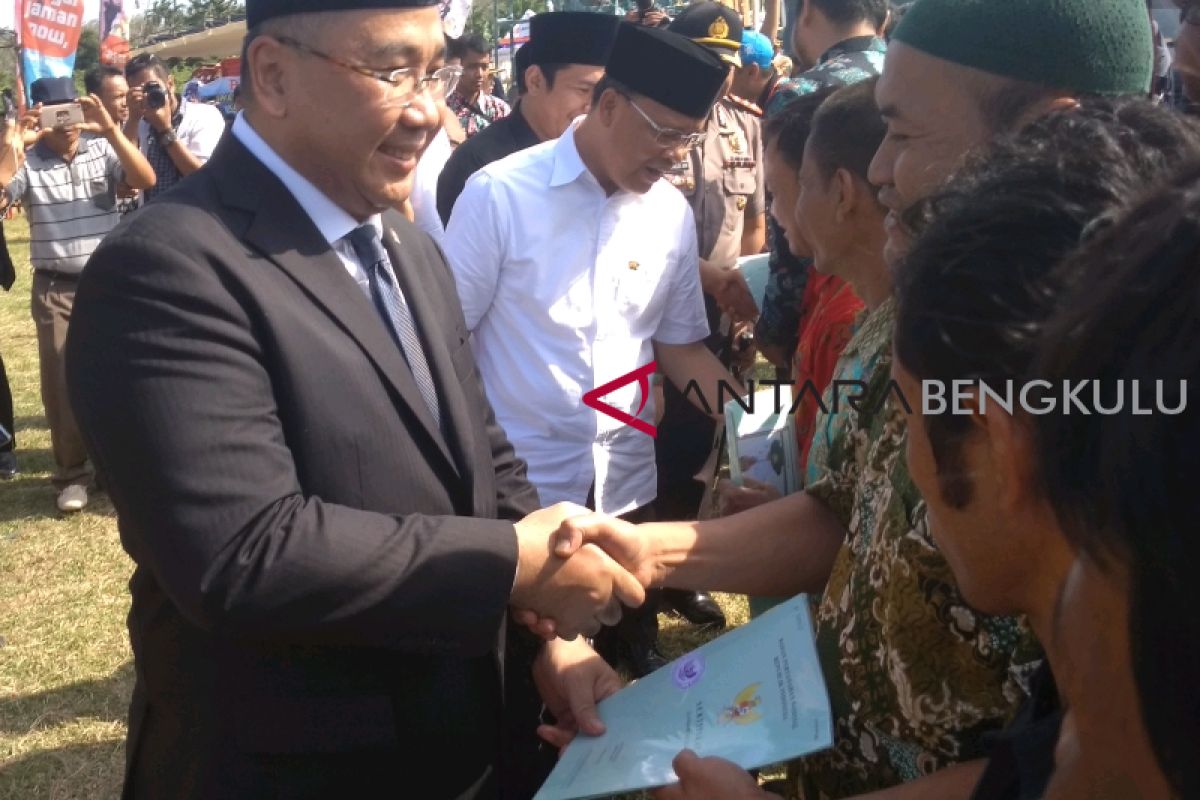 Mendes serahkan 600 sertifikat tanah warga transmigrasi