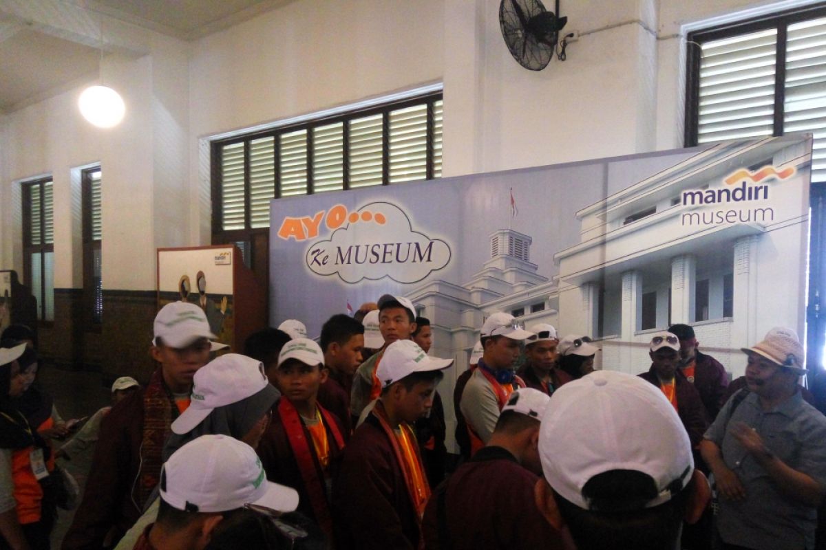 SIswa SMN belajar sejarah Museum Bank Mandiri