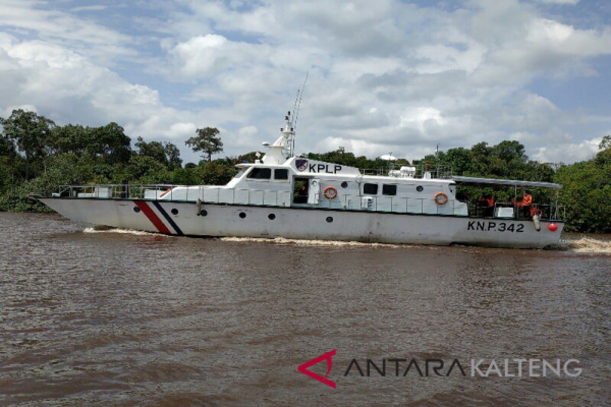 Dihantam gelombang di perairan Indramayu, 13 ABK dievakuasi ke Sampit