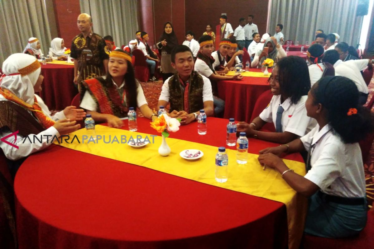Peserta SMN Papua Barat-Sumatera Utara bertukar budaya