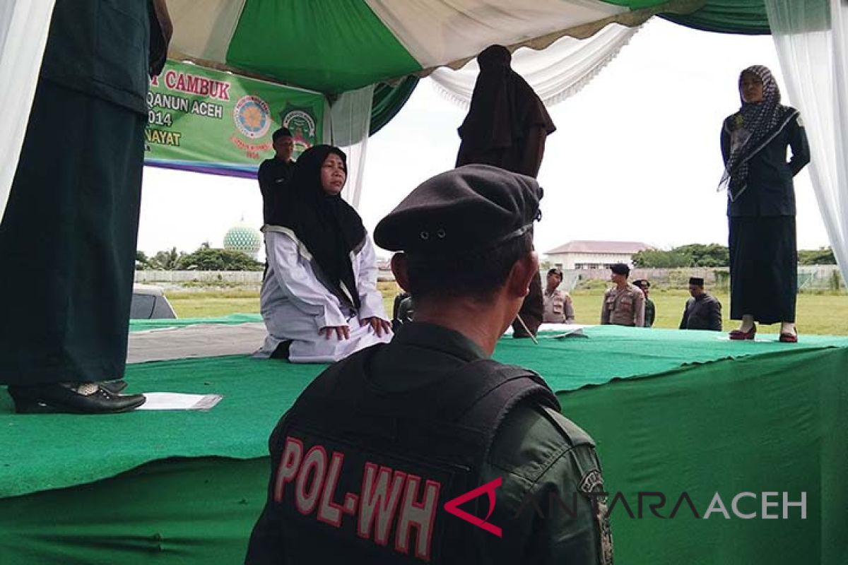 Empat pelanggar syariat Islam jalani eksekusi cambuk