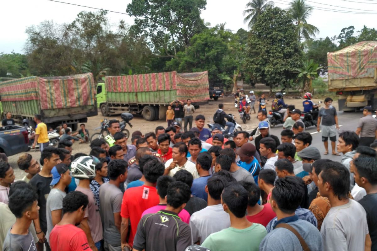 Sopir angkutan batu bara gelar aksi demo