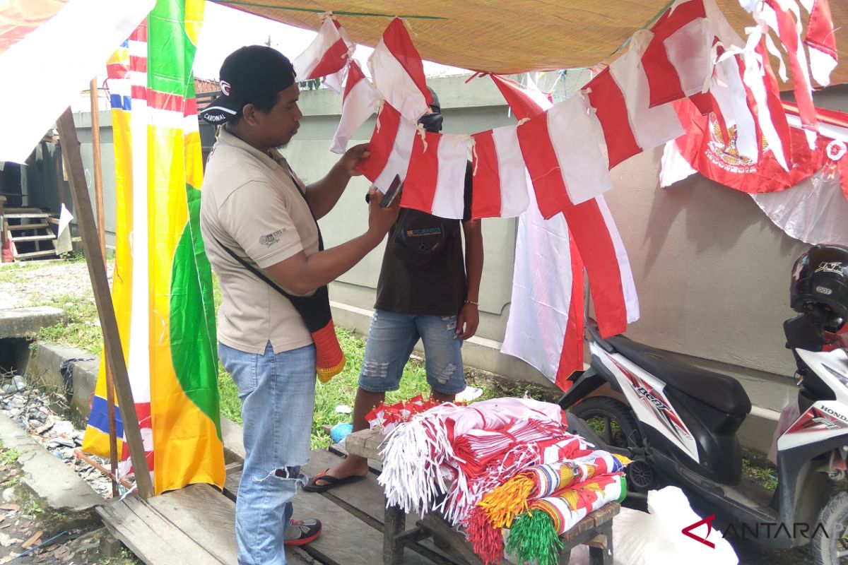 Pedagang bendera di Timika meraup untung jutaan rupiah