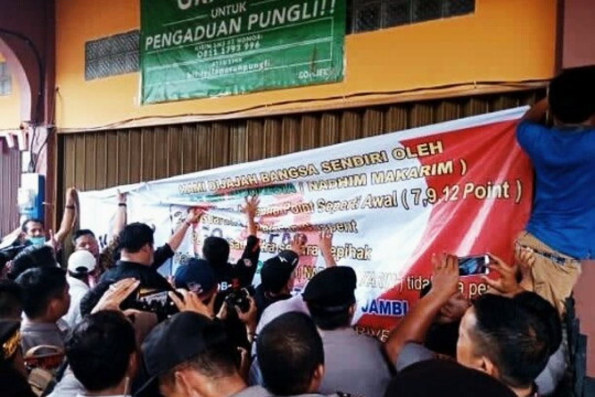 Pengemudi daring segel kantor Gojek di Jambi,