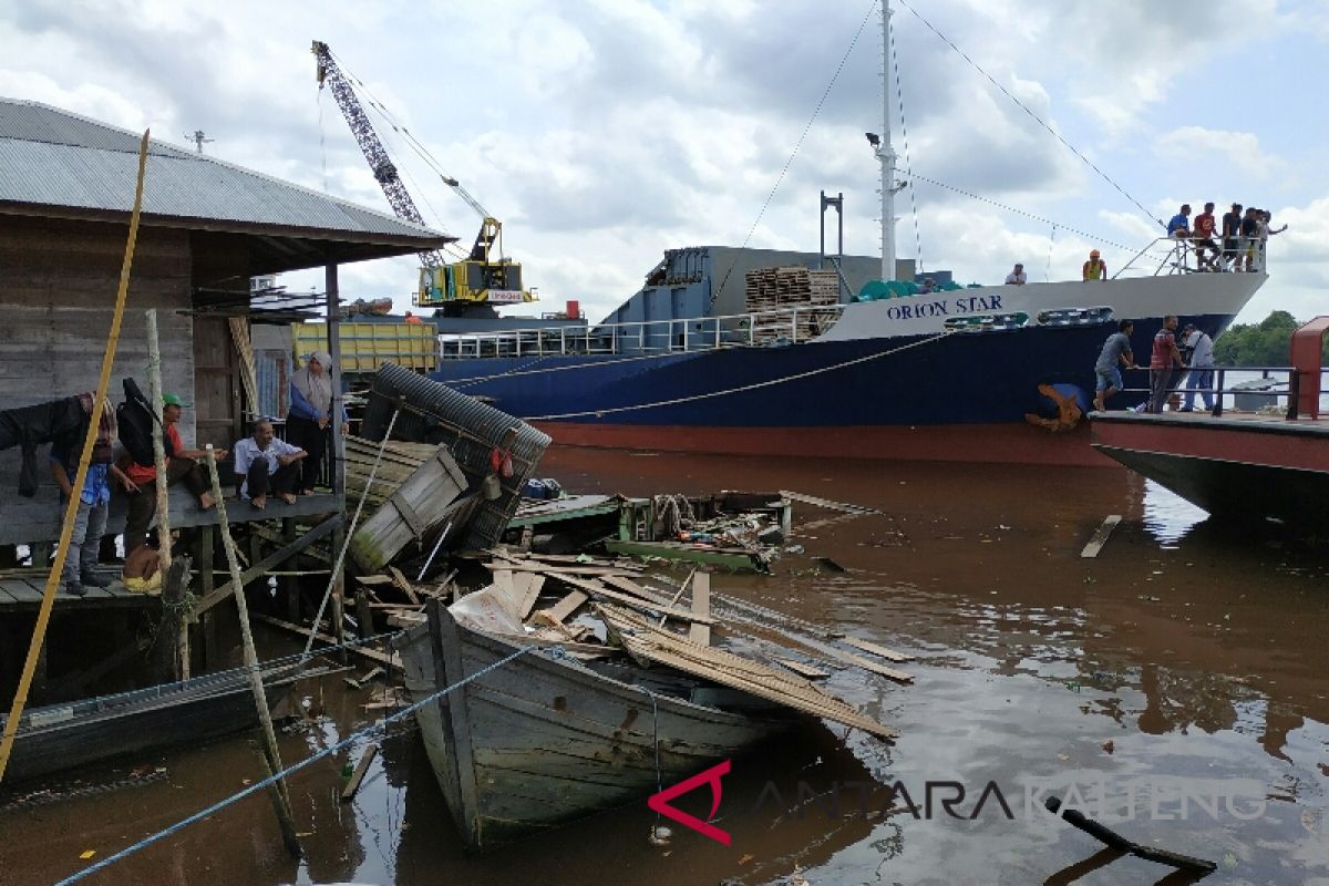 Warga Sampit kaget tongkang tabrak kapal dan lanting