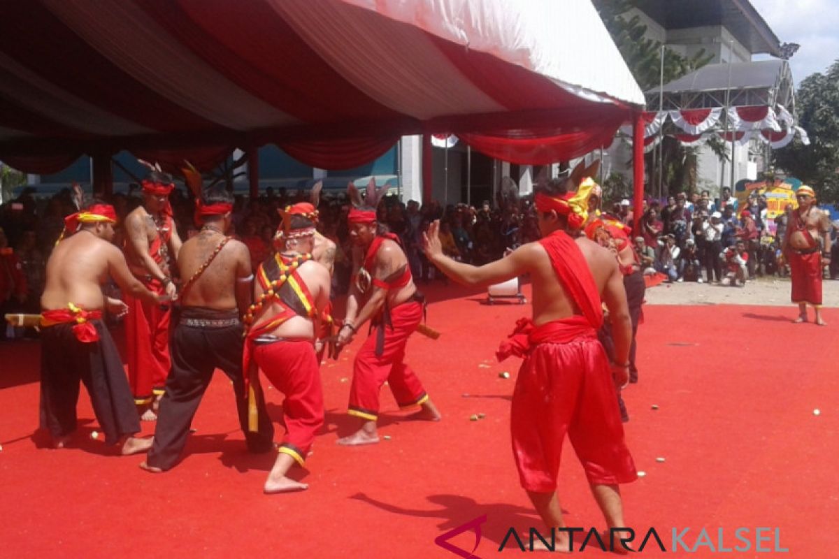 Atraksi Mandau Kalbar Bikin Tegang Gubernur Kalsel