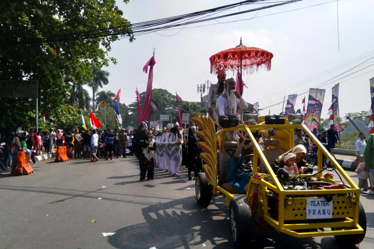 Ribuan warga menyaksikan kemeriahan Festival Helaran Bogor