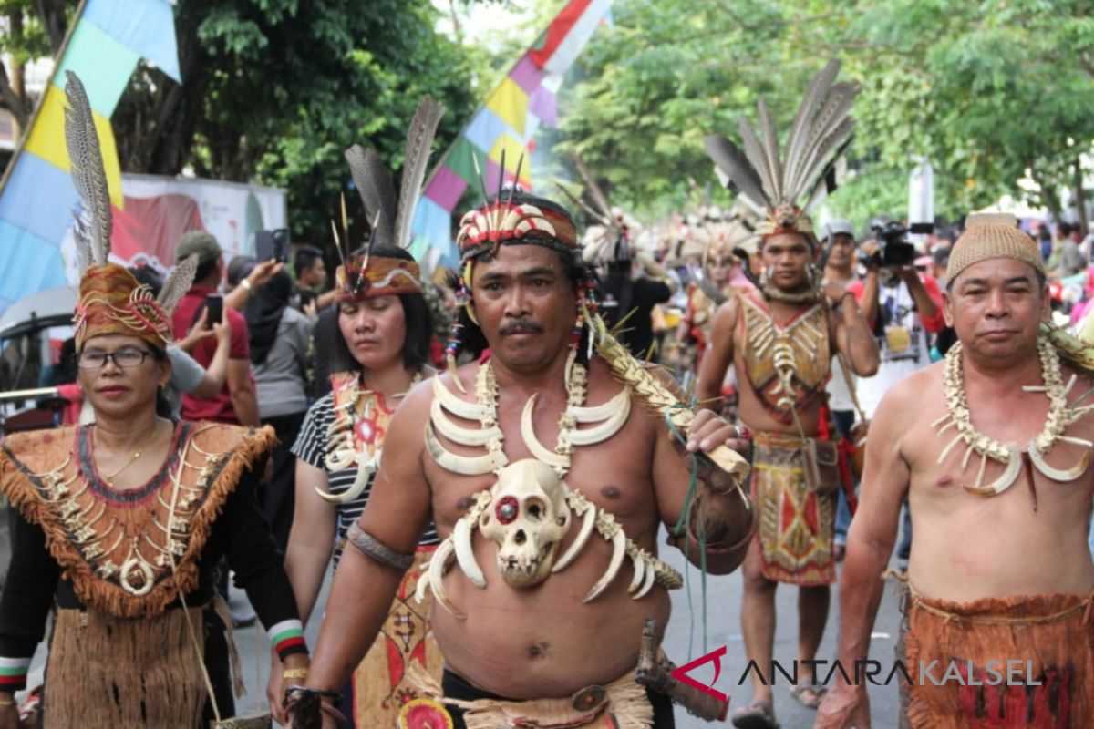 Ribuan peserta ikuti karnaval pesona budaya Borneo