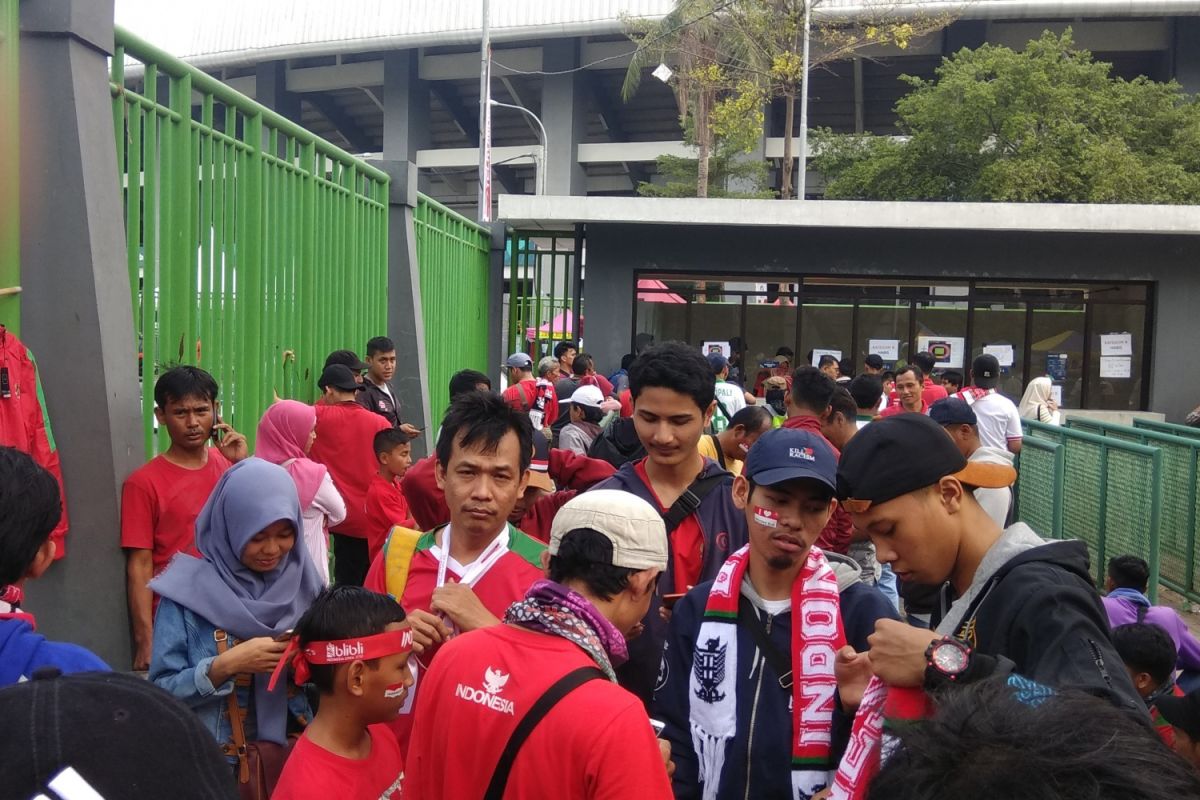 Pendukung Indonesia mulai berdatangan ke Stadion Patriot