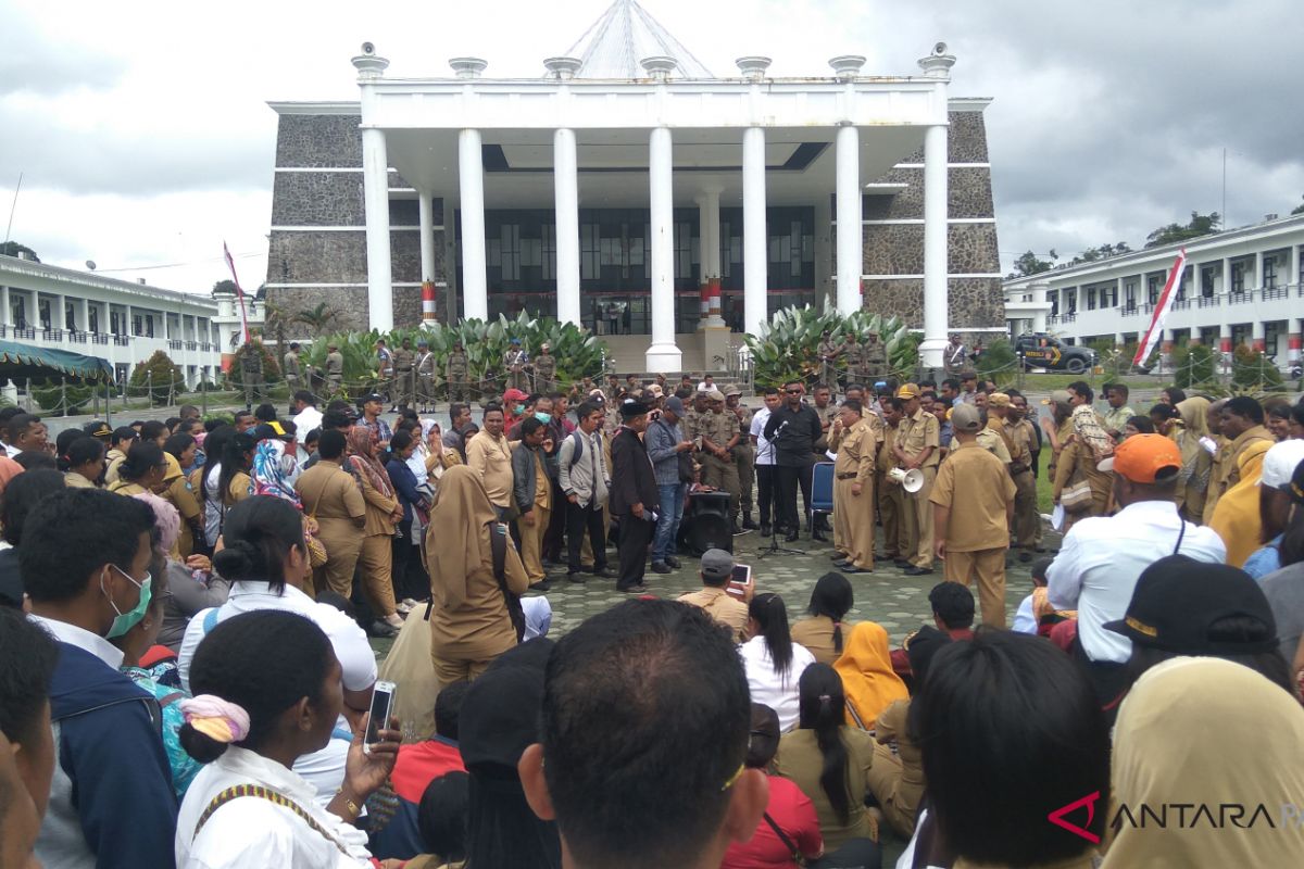 250 guru di Mimika demo tuntut uang lauk pauk