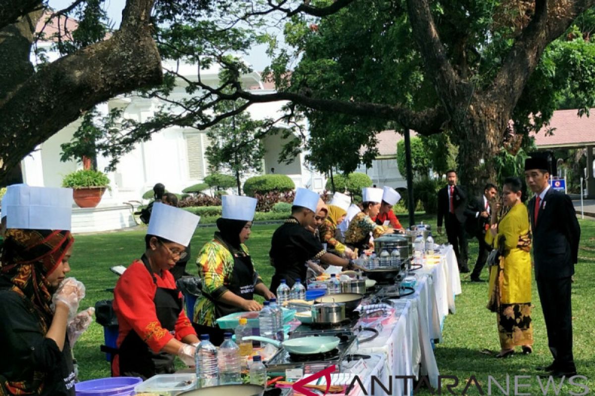 Presiden saksikan aksi memasak ikan di halaman Istana