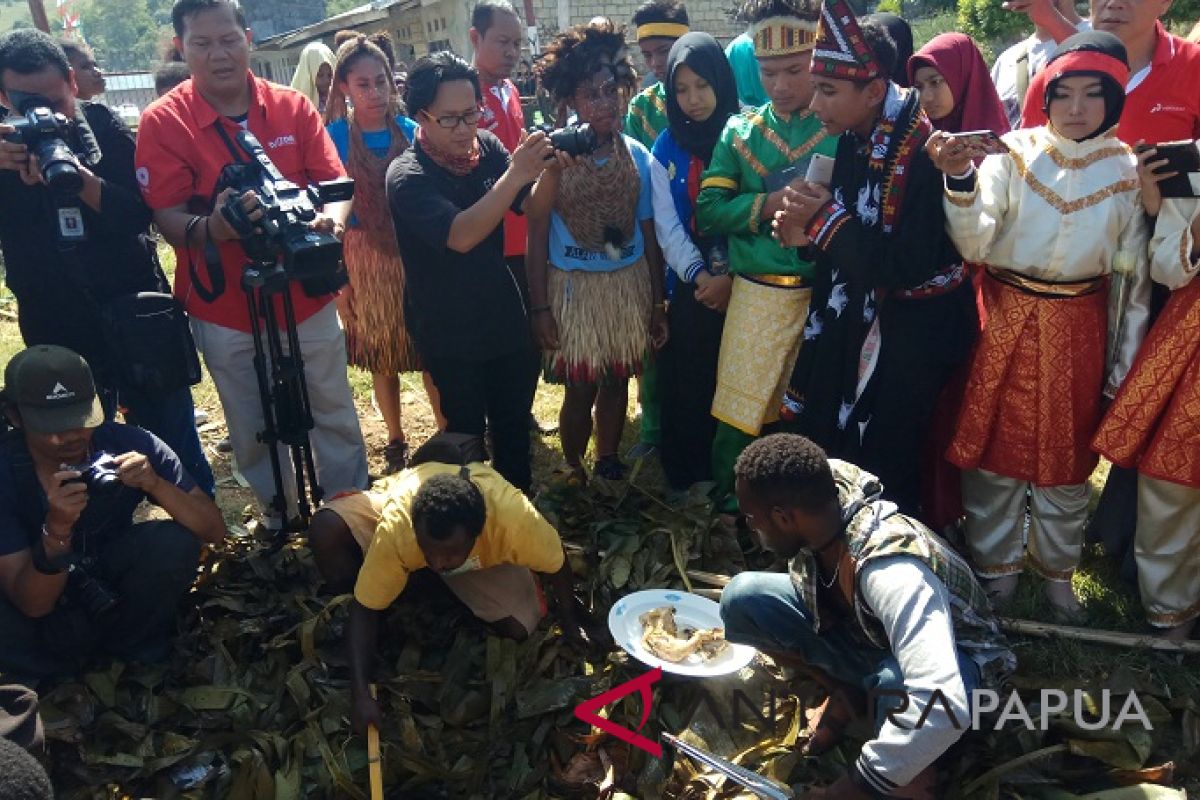 Peserta SMN Aceh cicipi ayam hasil bakar batu di Jayapura