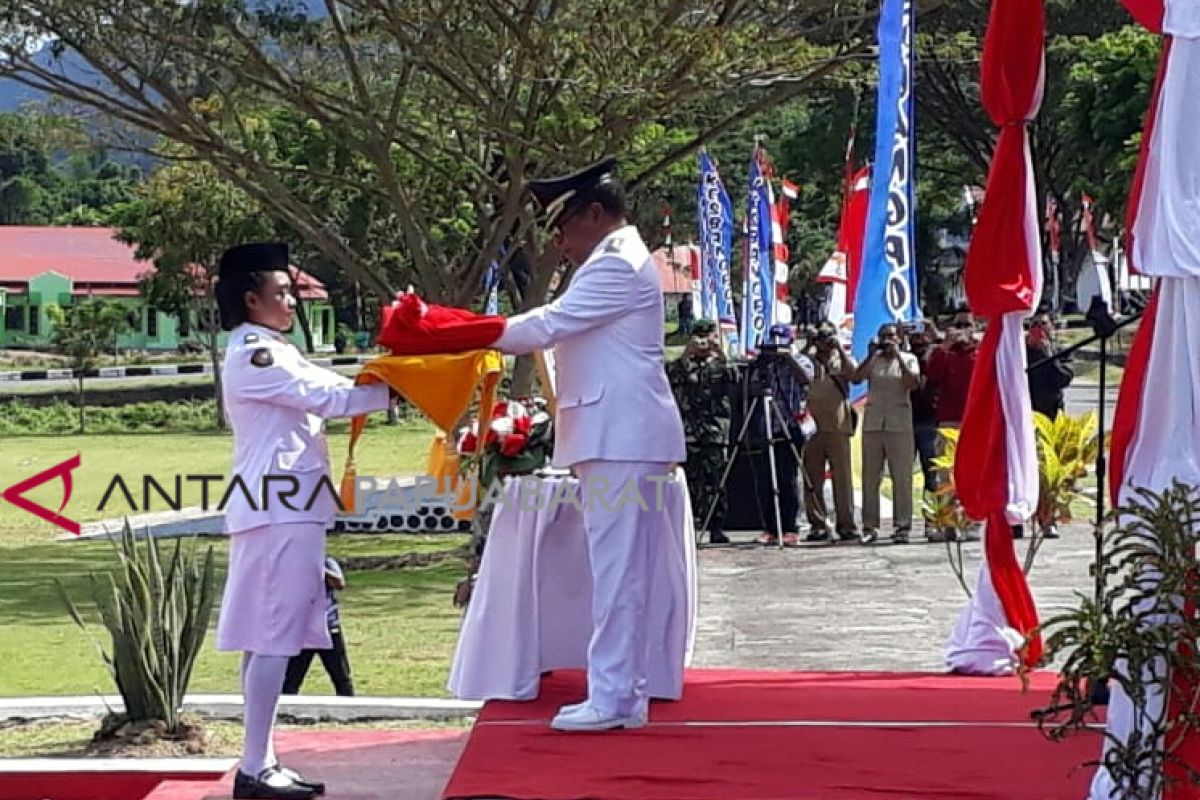 Si cantik pembawa baki duplikat bendera merah putih