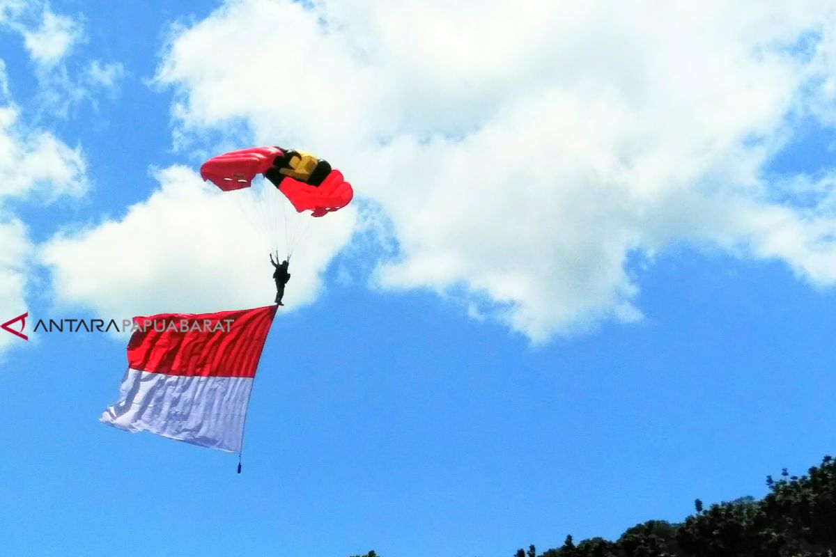 Atraksi terjun payung meriahkan HUT RI Manokwari