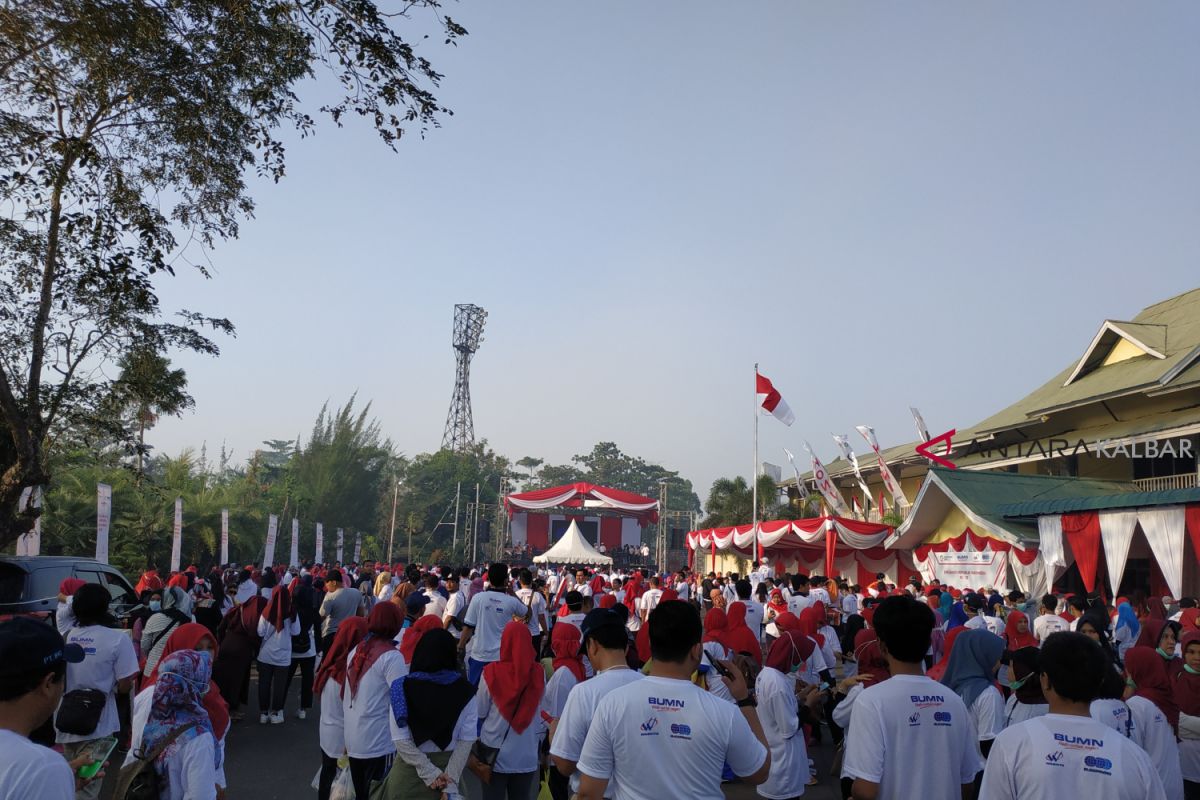 BUMN Hadir - Ribuan peserta ramaikan jalan sehat BUMN Hadir untuk negeri