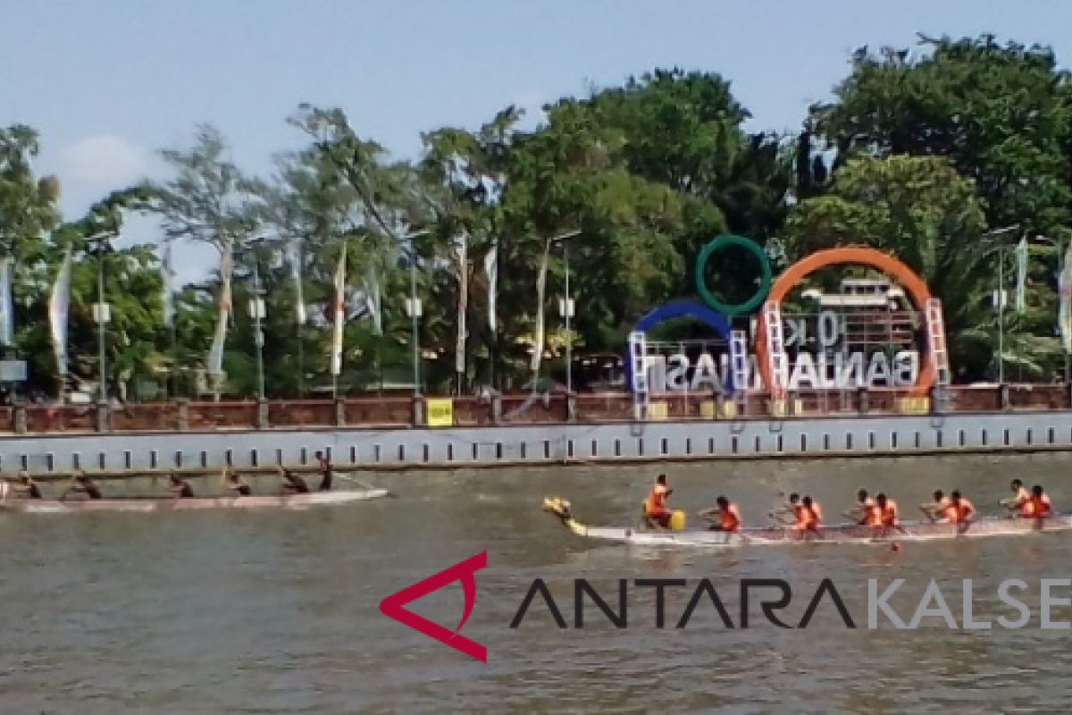 Ratusan atlet turun dalam lomba perahu naga Kalsel