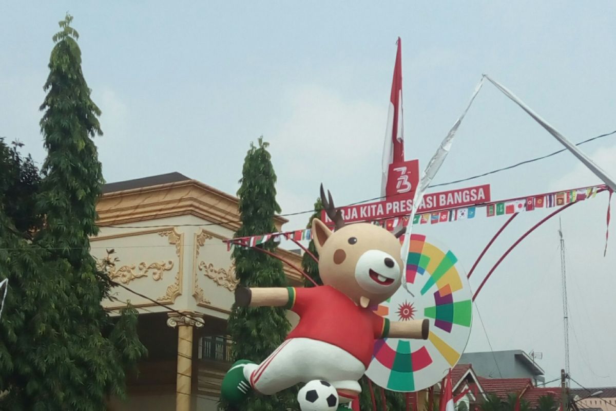 Maskot Atung berputar curi perhatian warga Bekasi