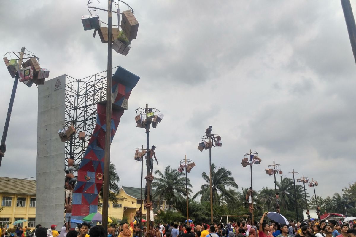 Panjat Pinang meriahkan HUT ke-73 RI di Batanghari