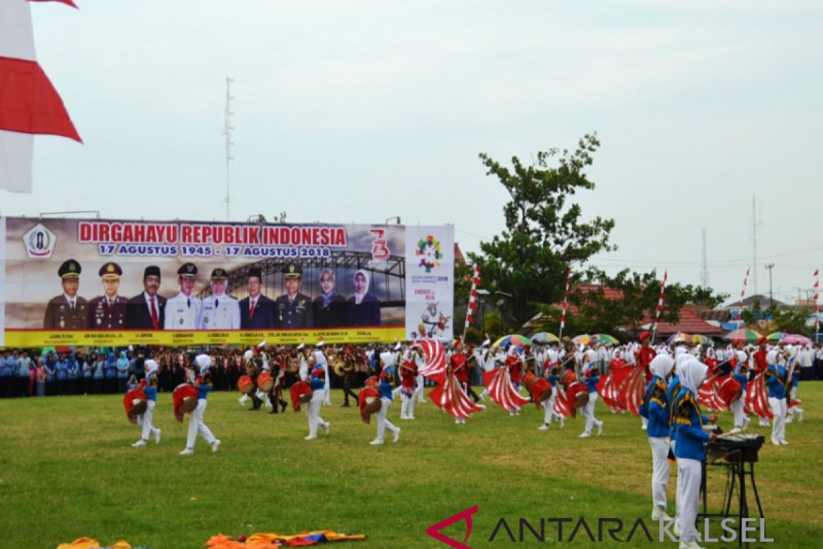 Drumband-paduan  suara ramaikan upacara penurunan bendera