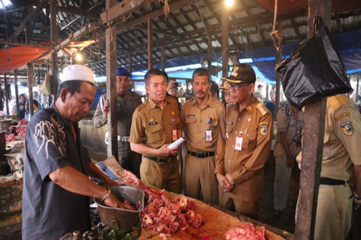 Penjabat Bupati tinjau harga kebutuhan pokok