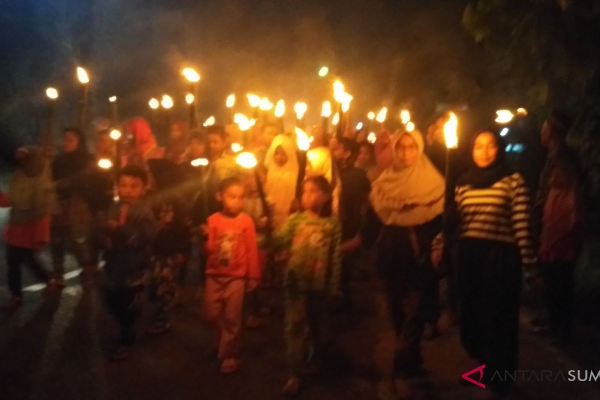 Pawai obor warga Tanjung Jati Limapuluh Kota semarakkan malam takbiran Idul Adha (Video)