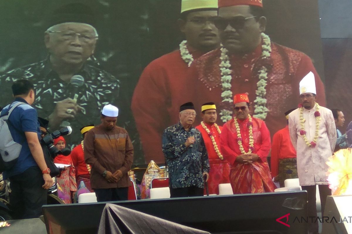 Hibur warga, Raja Azhar bernyanyi pada Gebyar Idul Adha