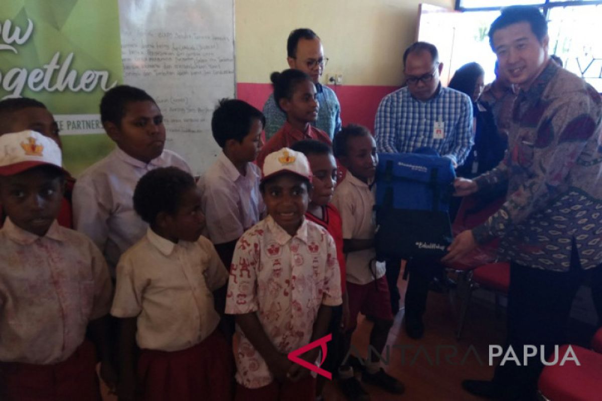 Panin Life sumbangkan 100 tas sekolah di Jayapura
