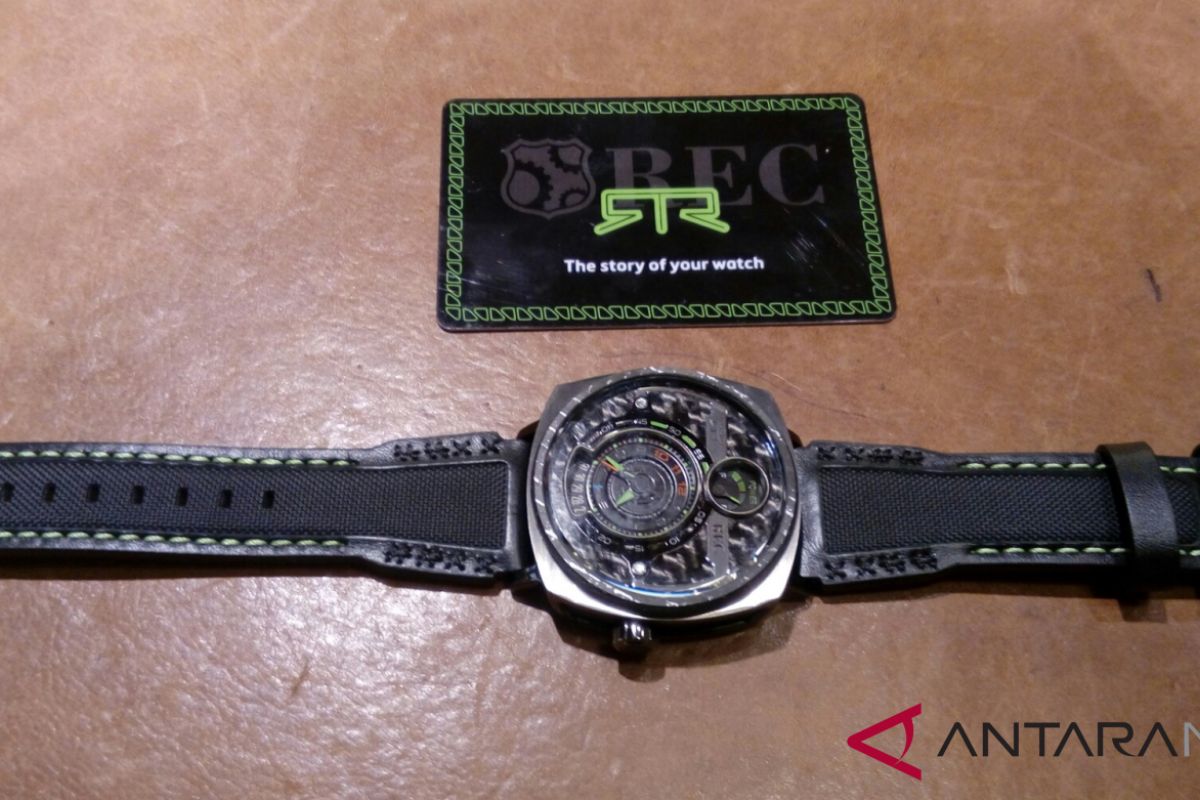 Jam tangan REC P-51 RTR ini dibuat dari komponen mobil Ford Mustang