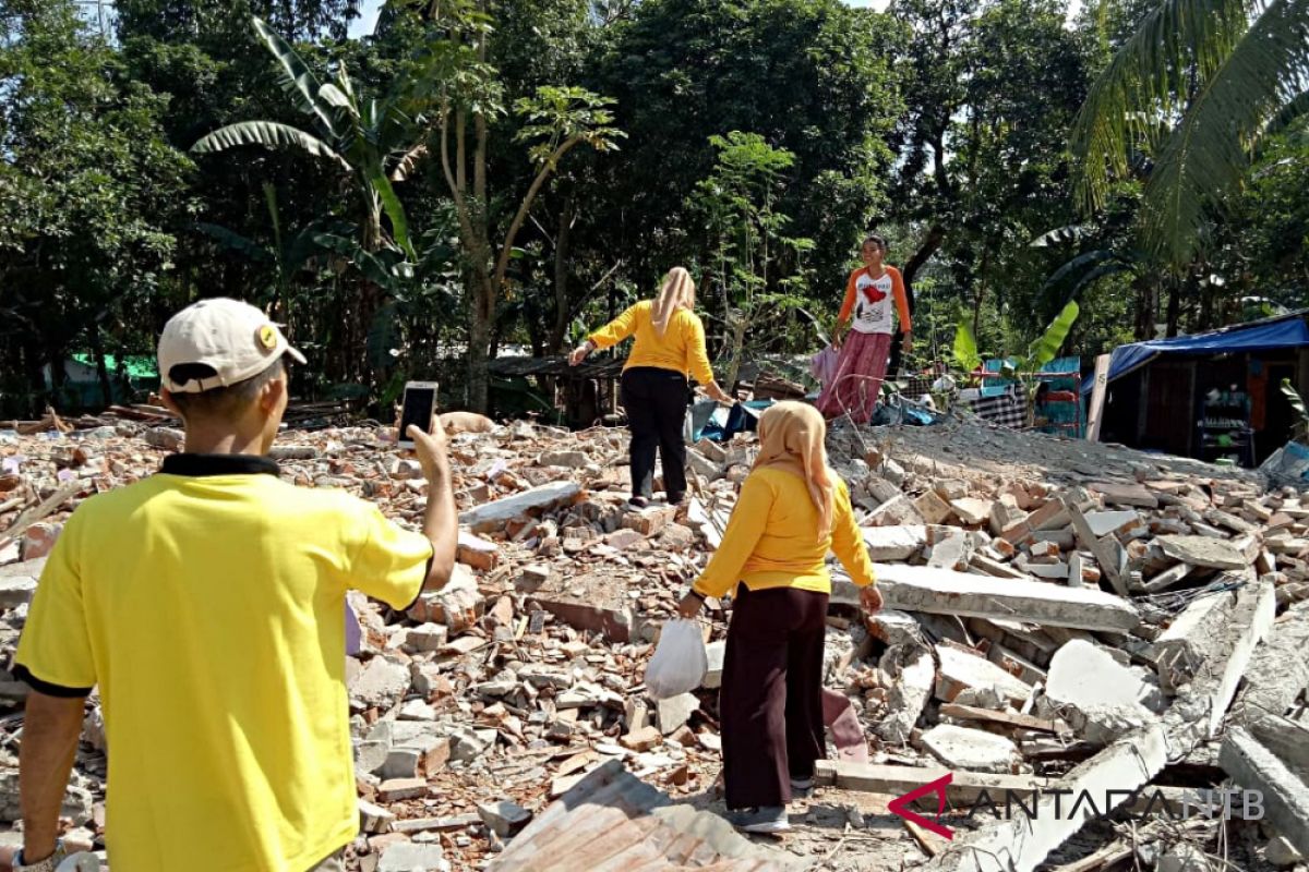 Keluarga besar Padang donasikan rumah semi permanen