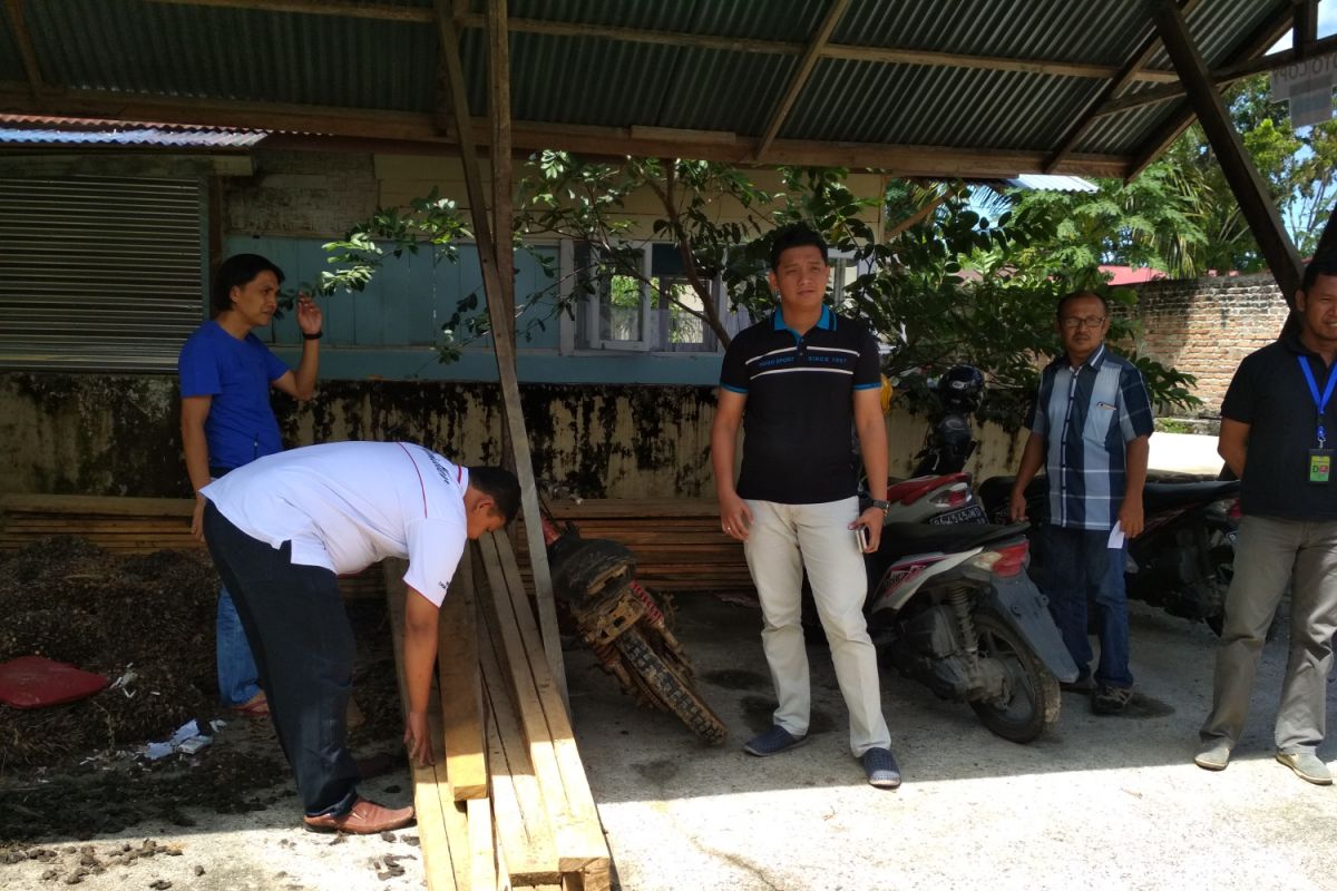 Dua warga Agam tertangkap tangan menebang pohon di Cagar Alam Maninjau