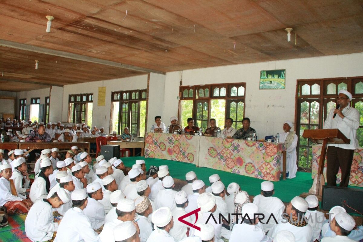 Mochktar Ngabalin silaturrahmi dengan santri Ponpes Roihanul Jannah