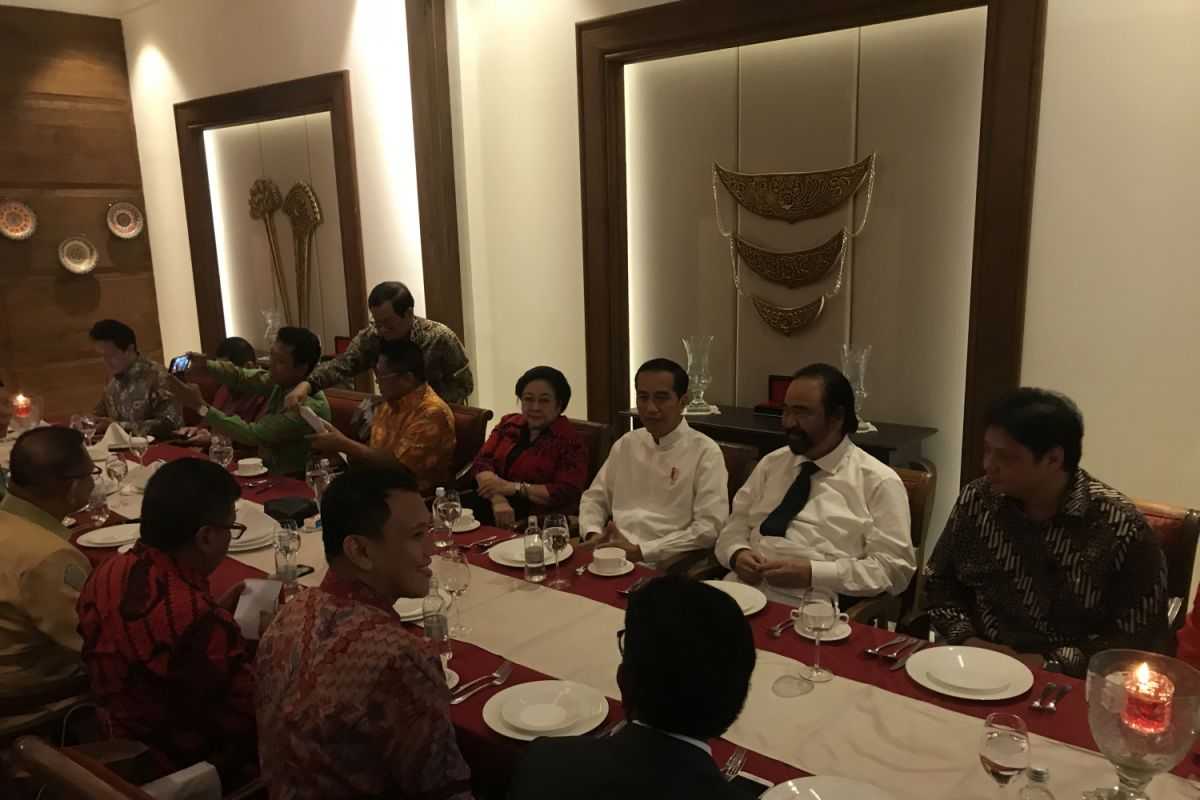 Diapit Mega-Paloh dalam pertemuan koalisi, Jokowi umumkan cawapres