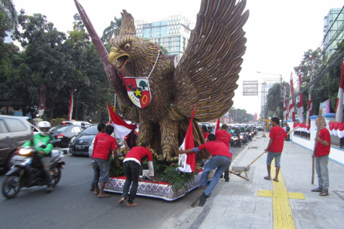 Patung Garuda terpajang di depan Gedung Joang