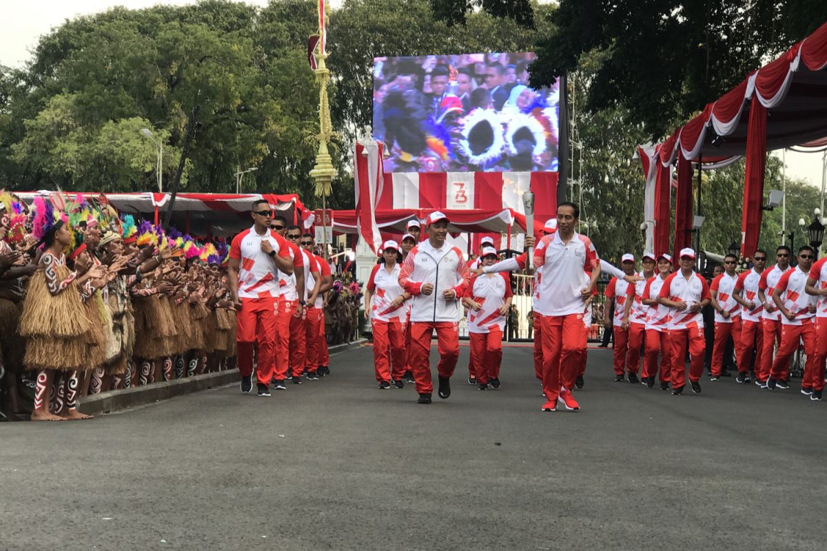 President Jokowi runs with Asian Games torch at state palace