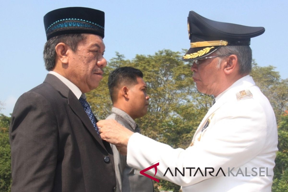 Tiga pejabat Pemkab HST terima tanda kehormatan dari Presiden