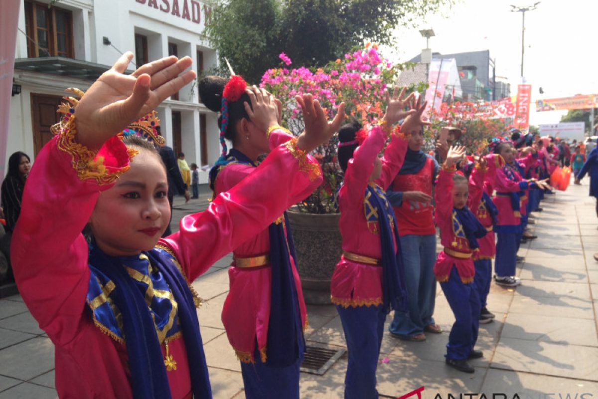 Ratusan pelajar SD menari sambut obor Asian Games