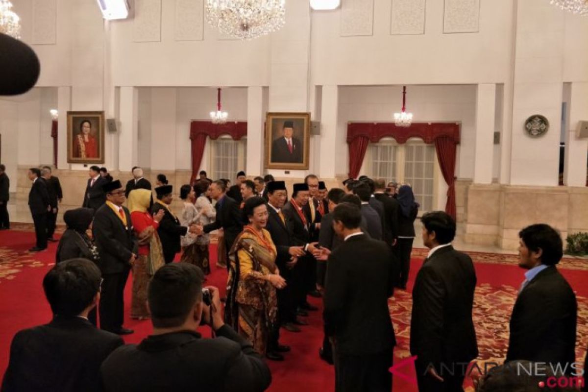 Presiden Jokowi anugerahkan tanda kehormatan kepada delapan tokoh